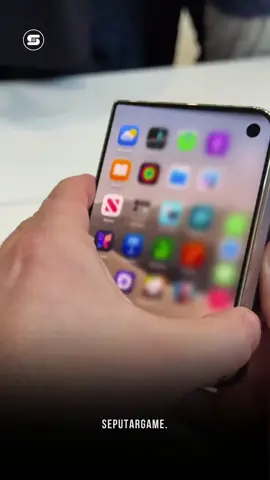 Apple resmi mengumumkan kehadiran iPhone Duo sebagai perangkat layar lipat pertamanya. Sektor dapur pacunya ditenagai oleh chipset terbaru A20 Pro berbasis fabrikasi 2nm, yang membawa peningkatan performa grafis 7-core GPU hingga 40% lebih kencang dibanding generasi sebelumnya. Chipset ini juga dibekali pendingin vapor-chamber untuk menjaga suhu tetap stabil saat melibas game-game heavy-rendering. Penggunaan layar OLED 7,6 inci saat dibuka (serta layar luar 5,4 inci) memberikan pengalaman visual yang jauh lebih luas bagi gamer mobile. Bagi yang suka maraton game AAA atau butuh multitasking saat grinding, kira-kira performa A20 Pro di format layar lipat ini bakal mengubah meta gaming handheld nggak ya? Source video:  TikTok/Brad Canning IG : Seputargame #SeputarGame #iphone #technews #gadget #famous 