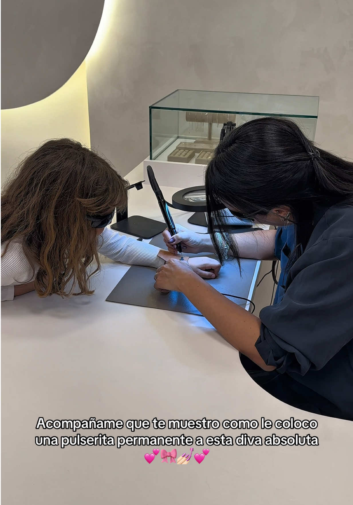 El verdadero podrán amoooor 😂💅🏻 el festejito girlie al final del vídeo viene siempre incluido con el servicio 🤣 Asique si venís a visitarnos por tu pulserita permanente en plata 925 no te olvides de pedirnos el festejo 🥳😝Nacieron mil haditas con la felicidad de ella y nosotros chochos de poder haberle cumplido el sueño de tener una pulserita de su tamaño 🥰  #pulseraspermanentes #permanentbracelet #plata925 #joyas #pulseras 