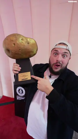 werbung | Vielleicht die beste Idee seit der Erfindung der Rolltreppe: Bei Subway gibt’s jetzt Baked Potatoes! Und die könnt ihr euch mit allem belegen was es bei @Subway Deutschland gibt 🗿 In Köln steht außerdem die größte aufblasbare Kartoffel der Welt, aber die durfte ich nicht essen. 😔 #subway #bakedpotato #guinnessworldrecords 