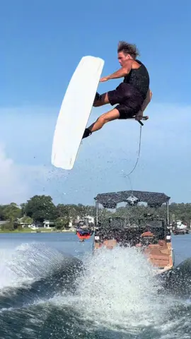 Heel 9 #wakeboarding #boating #watersports #lakelife #fullsend 