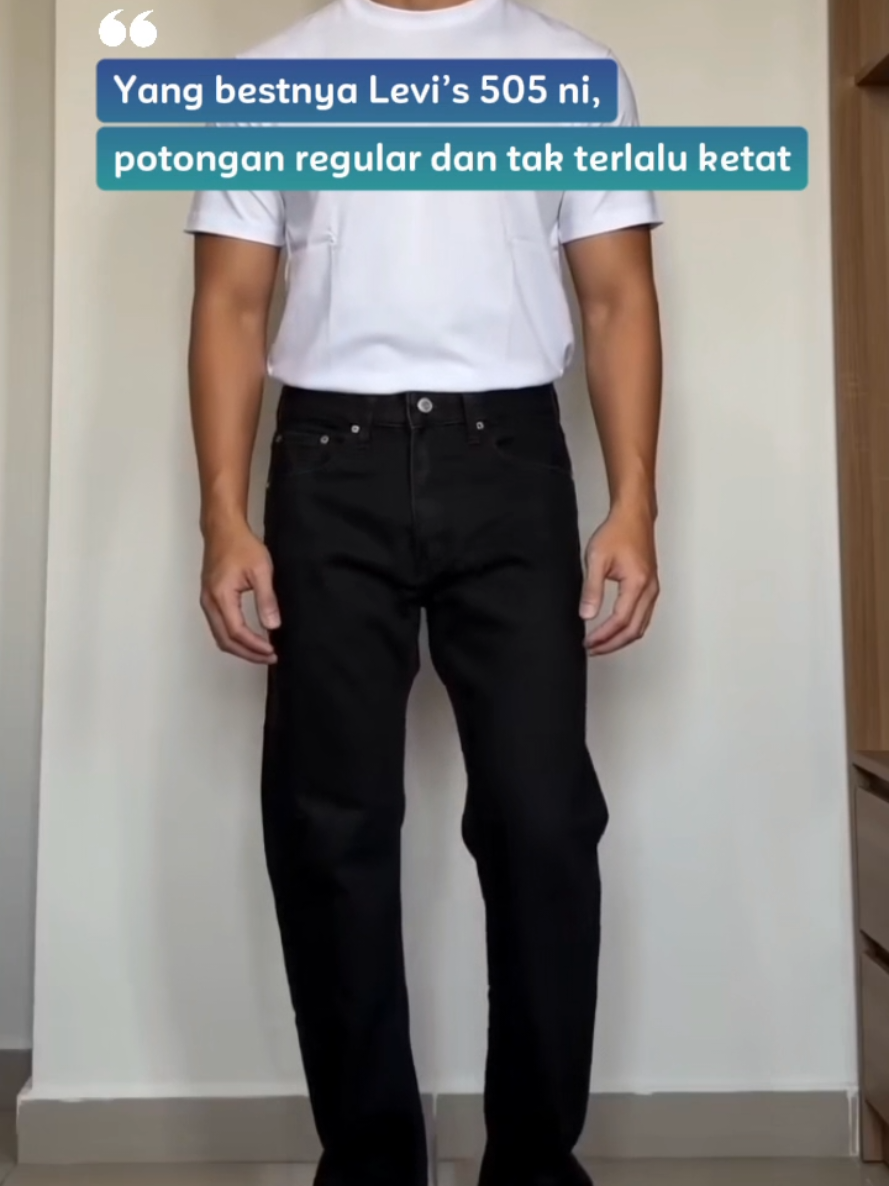 Regular fit yang lebih selesa dan tak melekap sangat pada kaki. Design klasik, senang match dengan T-shirt, polo atau kemeja. #Levis505 #LevisJeans #RegularFitJeans #JeansLelaki #MensDenim