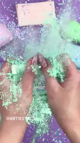 Every crumble makes this even more satisfying 🧼😌🫧 #SoapCrush #ASMR #OddlySatisfying #Relaxing #TikTokASMR