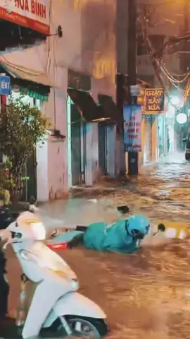 Thủ đức ngay lúc này mưa lớn nước chảy nhiều xe máy gập sự cố người dân ra giúp