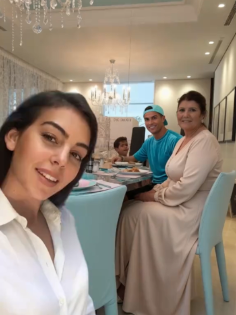 Ronaldo with his lovely family ❤️ #cristianoronaldo #cristiano #ronaldo #family #cr7