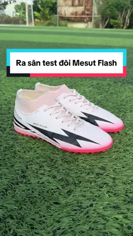 Ra sân test đôi Mesut Flash này #sportsontiktok #khangbangiay #bongda #giaybongda #tkhangsport 