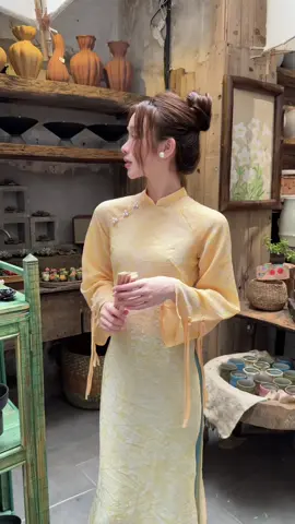 Trong veo trong tà áo dài của Hoài Thị #aodai #aodaihoaithi 