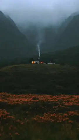 Bazen susmak en iyisidir. çünkü her söze cevap vermek,her yanlışı düzeltmek,herkese kendini anlatmak zorunda değilsin.Bazı insanlar seni anlamak için değil, haklı çıkmak için dinler. Böyle zamanlarda susmak yenilmek değil; kendine, huzuruna ve zamanına sahip çıkmaktır.  #CapCut #motivasyonvideolari #yaşam #keşfetedüş #foryourpage 