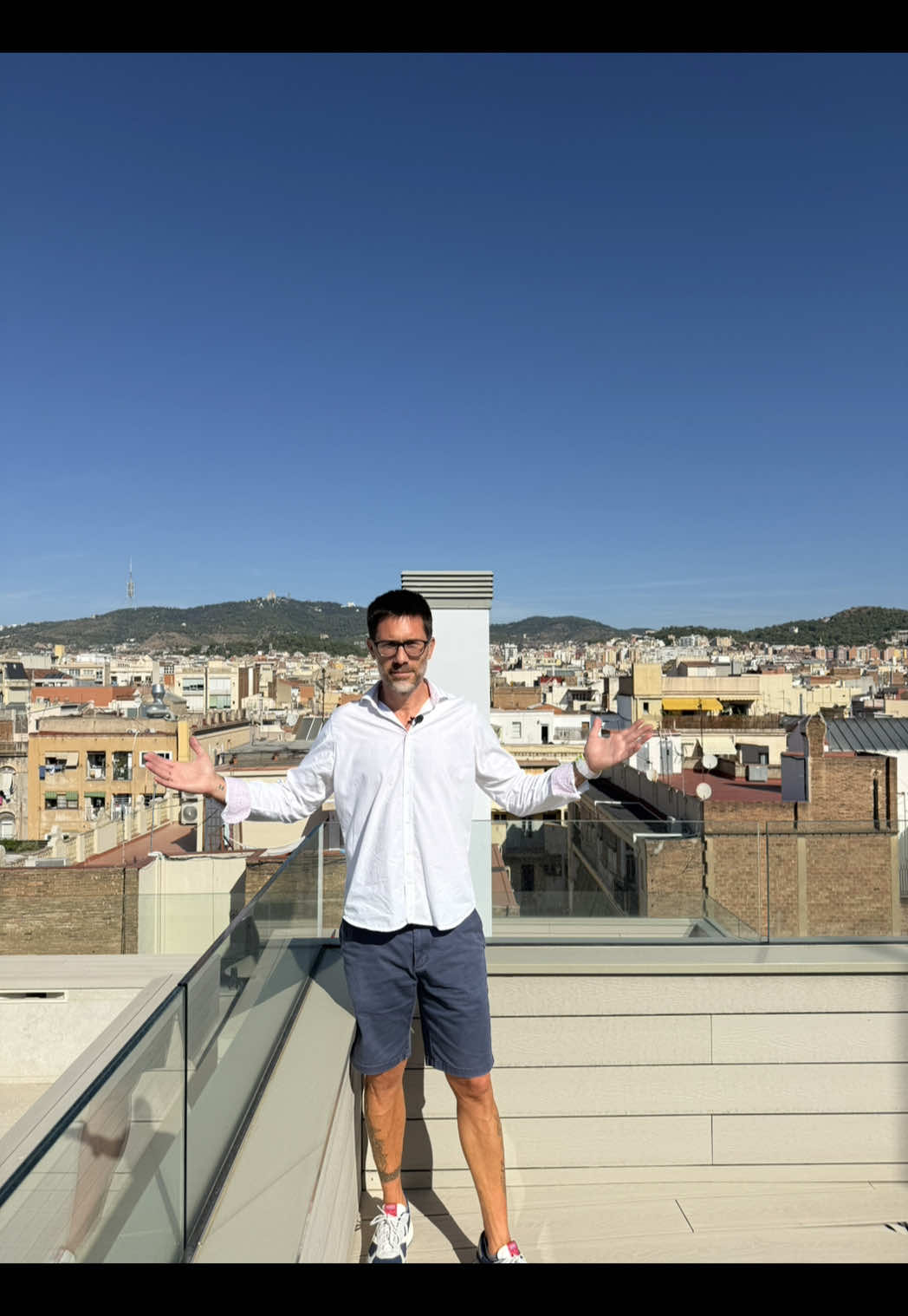486 m² · 237 m² DE TERRAZAS · 3 SUITES Hay viviendas que se venden. Y otras que simplemente son irrepetibles. 😍😍 Hoy cerramos el recorrido por esta exclusiva promoción en la Dreta de l’Eixample con su pieza más extraordinaria. 🤩🤩 486 m² de vivienda 🏠 237 m² de terrazas privadas 3 dormitorios en suite 🛏️ Un espectacular ático dúplex concebido para quienes buscan algo que va mucho más allá de una vivienda. Espacios generosos, privacidad, arquitectura, diseño y una relación excepcional con el exterior. 📍 Dreta de l’Eixample · Barcelona ¿Qué te parece? 🤔 #atico #agenteinmobiliario #inmobiliaria #pisoenventa #pabloescayola 