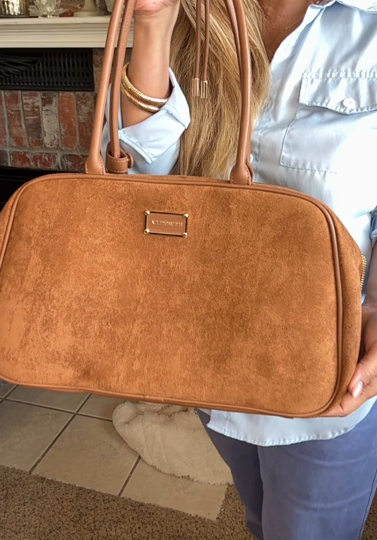@NewBella Fashion If you love a big bag but hate digging around to find everything, this one gets it right. The NewBella Gia bowling bag has tons of built-in organization, room for everyday essentials and an iPad, plus it slides over a suitcase handle for travel. Such a good fall bag for busy days. #NewBellaBag #BowlingBag #OrganizedHandbag #FallHandbag #TravelBag
