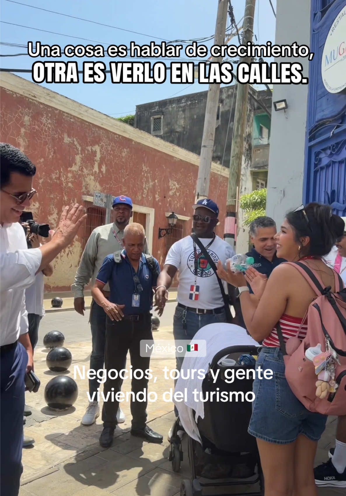 En apenas un rato recorriendo la Ciudad Colonial nos encontramos con visitantes de Puerto Rico, Estados Unidos, México y Colombia. 🇵🇷🇺🇸🇲🇽🇨🇴✈️🇩🇴 Y junto a ellos, nuestros guías trabajando, mostrando nuestra historia y haciendo del turismo su día a día. Eso también es ver y sentir cómo el turismo llega a nuestra gente. ❤️ #TurismoCercaDeTi #TurismoQueTransforma #CiudadColonial #parati #republicadominicana 
