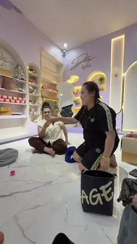 Mình Không Biết Tiếng Thái Lan Nhưng Theo Mình Nghỉ Chắc Mấy Chị Gái Này Tả Lại Khoảnh Khắc Của Ông Sư Thái Lan Quá 😁