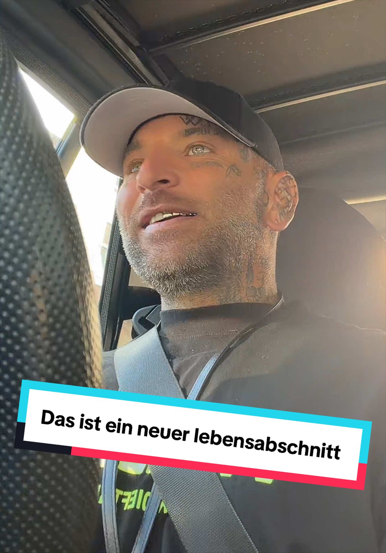 Heute war für andere vielleicht nur ein ganz normaler Schulmorgen… für mich als Papa aber ein ganz besonderer Moment. ❤️ Meine Tochter ist heute alleine vom Schultor über den Pausenhof in die Schule gegangen. Eigentlich nur ein paar Meter – aber für mich waren das verdammt große Schritte. 🥹 Mir war trotzdem wichtig, draußen noch zu warten. Nicht, weil ich ihr nicht zutraue, das alleine zu schaffen. Ganz im Gegenteil. Sondern weil ich möchte, dass sie weiß: Papa ist noch da. ❤️ Kinder müssen lernen, ihre eigenen Wege zu gehen. Aber ich finde, sie sollten dabei immer dieses Gefühl haben, dass hinter ihnen jemand steht, der ihnen Sicherheit gibt. Und irgendwann wartet Papa dann nicht mehr am Tor. Aber heute schon. ❤️ #PapaTochter #PapaSein #Schulkind #Familie #KleineGroßeMomente