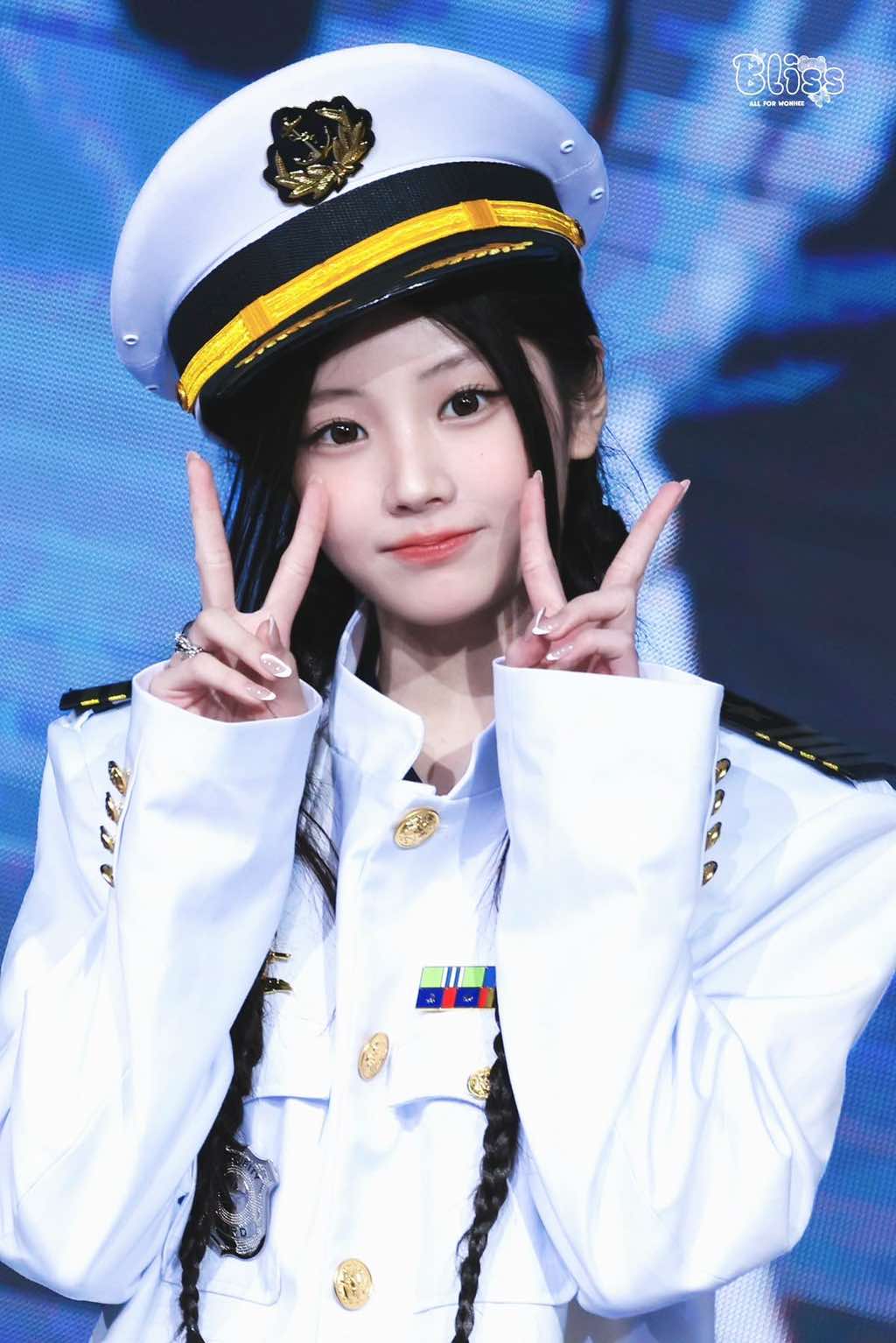 #illit #funny #kpopfyp #kpop #wonhee hi so like pray for wonhee😢😢😢😢😢 Ok bye bye love you