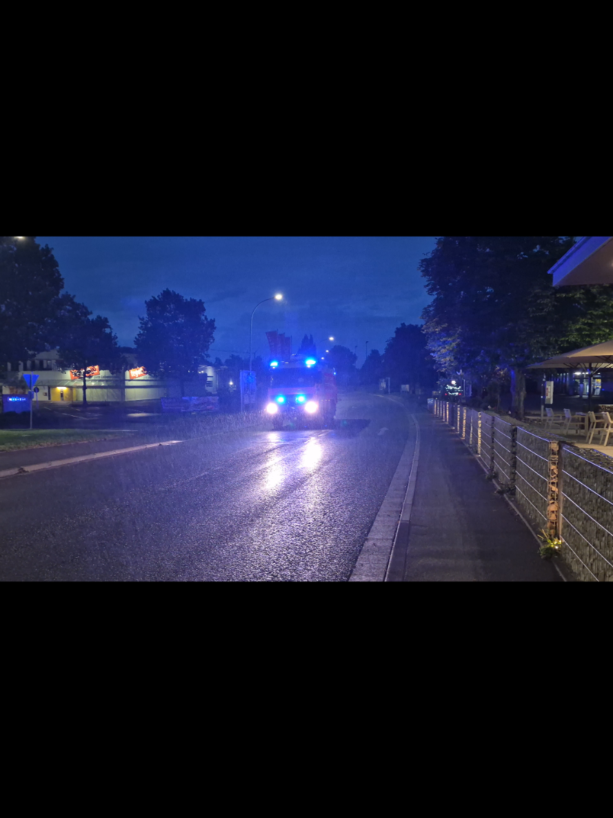 Zusehen ist der Florian Flughafen Kassel 1/26-1 im Status 4 mit Sonder- und Wegerechten zum F3 im Regen, danke für die Handgrüße 🔥🚒 #Flughafenfeuerwehrkassel #Feuerwehr #Hofgeismar #112 #blaulicht  Aufgenommen am 26.07.26