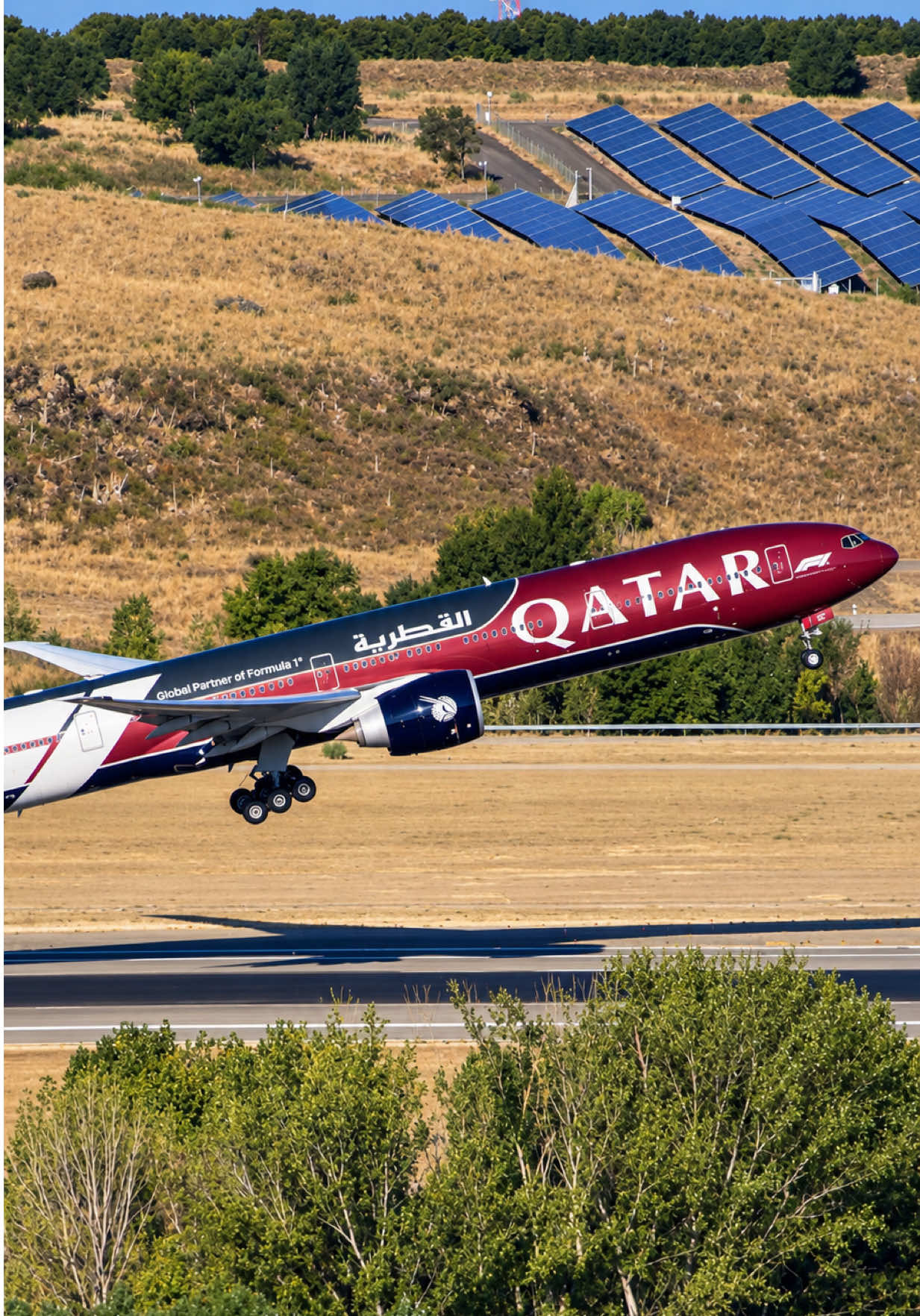 🇶🇦✈️🏎️INCREÍBLE DESPEGUE Qatar Airways (Fórmula 1 Livery) con destino a Doha desde el aeropuerto de Madrid España. #aviation #formula1 #qatar #españa #boeing 