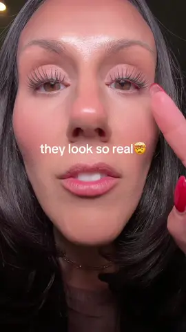 These lashes have me in a chokehold 😍 #lashes #lashclusters #clusterlashes #eyelashes #falseeyelashes 