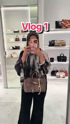 Temanin aku cari-cari tas untuk brithday gift aku guys, kalian yang mau jastip bisa ya  #lisachan #carlesandkeith #birthdaygift 