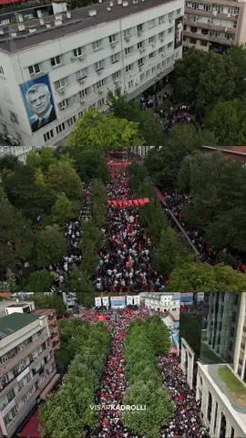 Mijëra qytetarë marshojnë në Prishtinë në përkrahje të ish krerëve të UÇK-së në Hagë  #lirijakaemer #uck #kosova #protesta #prishtina