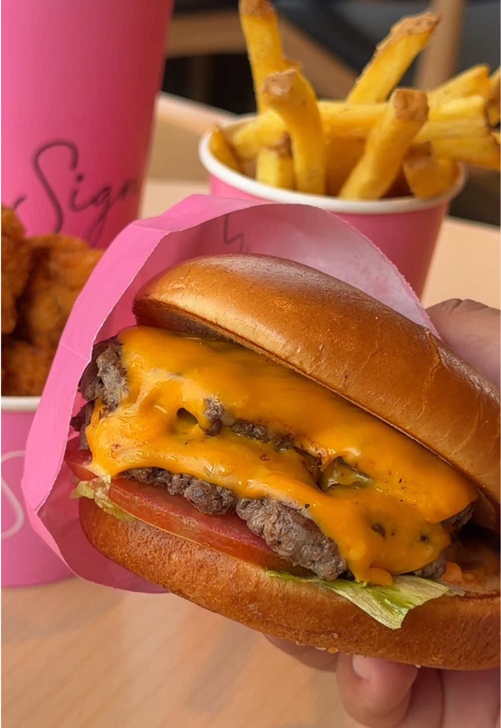 جوعانين!!! 😍🍔❤️ ما لكم إلا وجبة ساين برجر الأكثر من روعه اللي تجي برجر لحم او برجر دجاج مع الفرايز و السوفت درينك ب٢٤ ريال بس و اطلبوا معاها ساين بايتس الخورافيه خاصة مع صوصهم الرهيب  @Sign_sa  من الاخر تعالوا اي فرع من فروعهم و اطلبوا وجبة برجر اللحم او الدجاج مع ساين بايتس 😍🍔❤️ و عليكم بألف عافيه  هذا فرعهم في الدمام في حي الفيصلية على طريق الظهران الجبيل السريع  #جديد_الدمام #الدمام #dammam #مطاعم_الدمام إعلان 