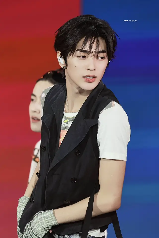 keonho shines in barcelona. cortis made a legendary performance today!!! #cortis #cortisinbarcelona #mubankbarcelona #mubank #keonho 