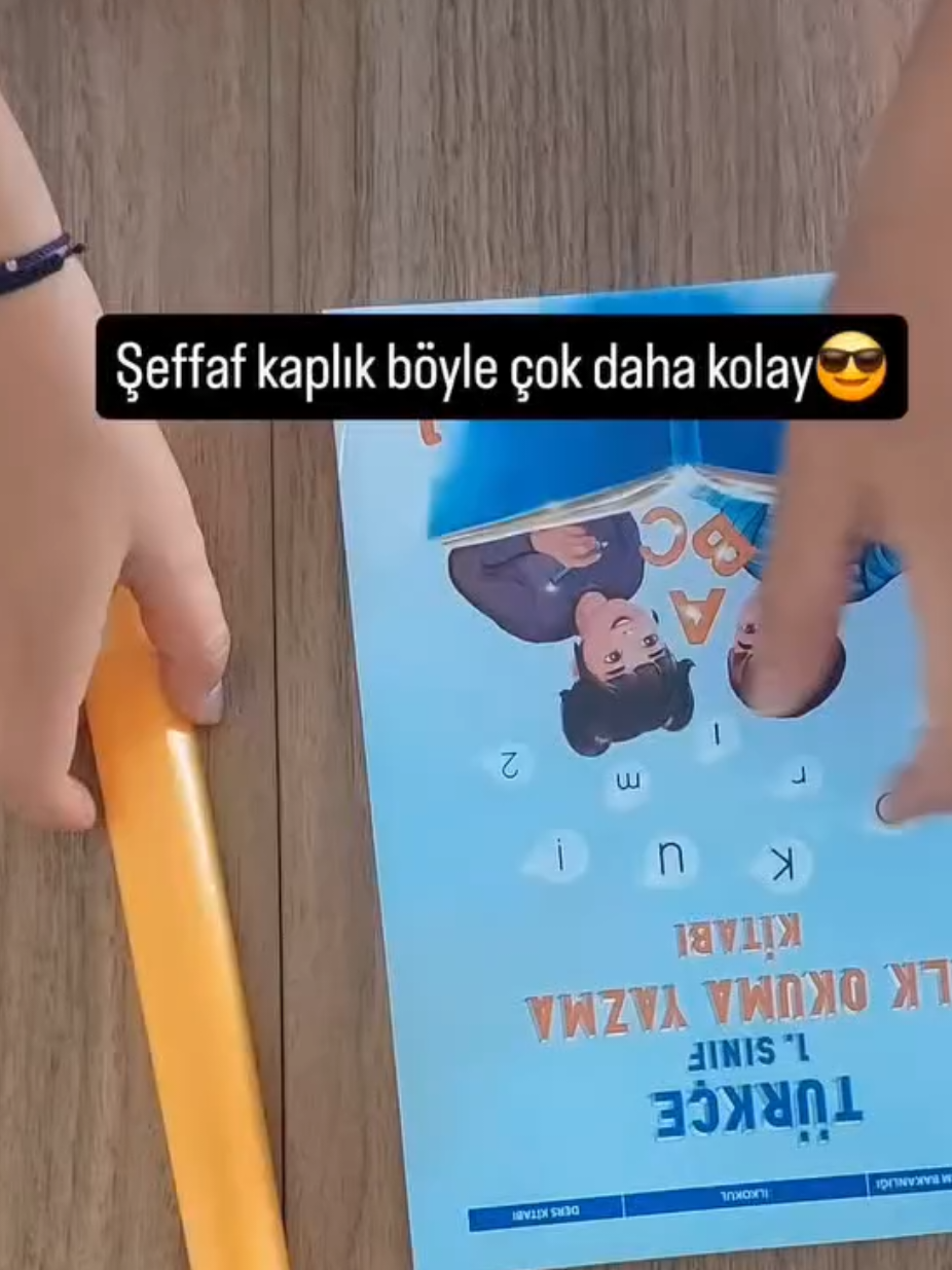 Niye kimse bana daha önce söylemedi şeffaf kaplığı yapıştırınca daha kolay ve daha düzgün kaplandığını🥲 Bunu düşünemeden önce kapladığım 4 defter ve 3 kitap ne olacak şimdi😅 . Dipnot: Şarkının konuyla alakası yok 🫠 #defterkaplama #şeffafkaplık  video sahibi @sayfa_yetmezligi 
