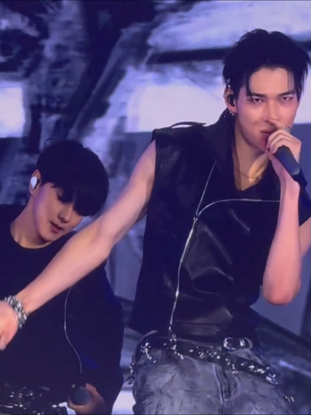 enhypen performing bloody pardise on musicbank in barcelona! #ENHYPEN #엔하이픈 #추천 #fyp #enhypensimpp @enhypen 