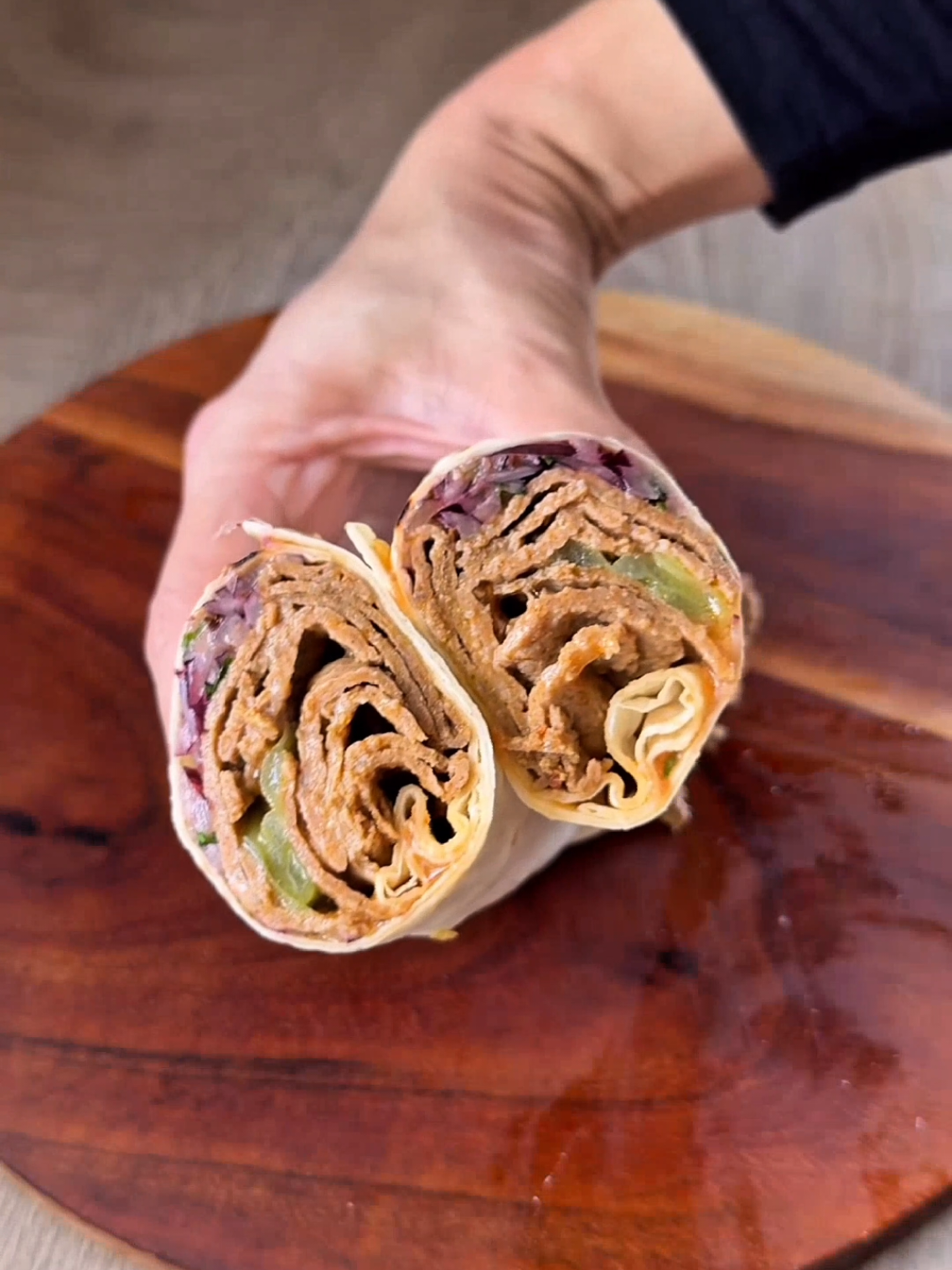 شاورما اللحمة المفرومة في البيت 🌯
 الطريقة: افرد اللحمة بين ورقتين زبدة
 دخلها الفرن 30 دقيقة وبعدين قطّعها
 شوّحها في سمنة مع بهارات شاورما
 لفها في عيش مع طماطم وبصل وطحينة
 وهم بجد
