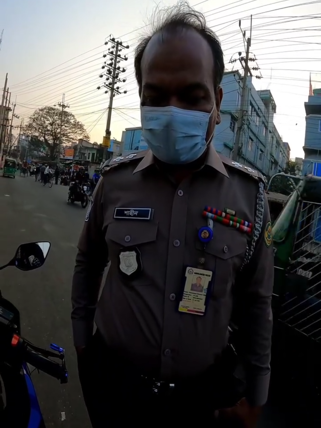 বাইকারের সাথে পুলিশ মজা নিলো।🐸 #foryou #follower #viralvideo #policesergeant #BangladeshPolice 
