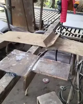 ⚡ No Hands, Just Skill! 🔥 Amazing Welding on a Thick Plate! 🤯🧑‍🏭 #Welding #WeldingSkills #WeldingLife #Welder #MetalWork 