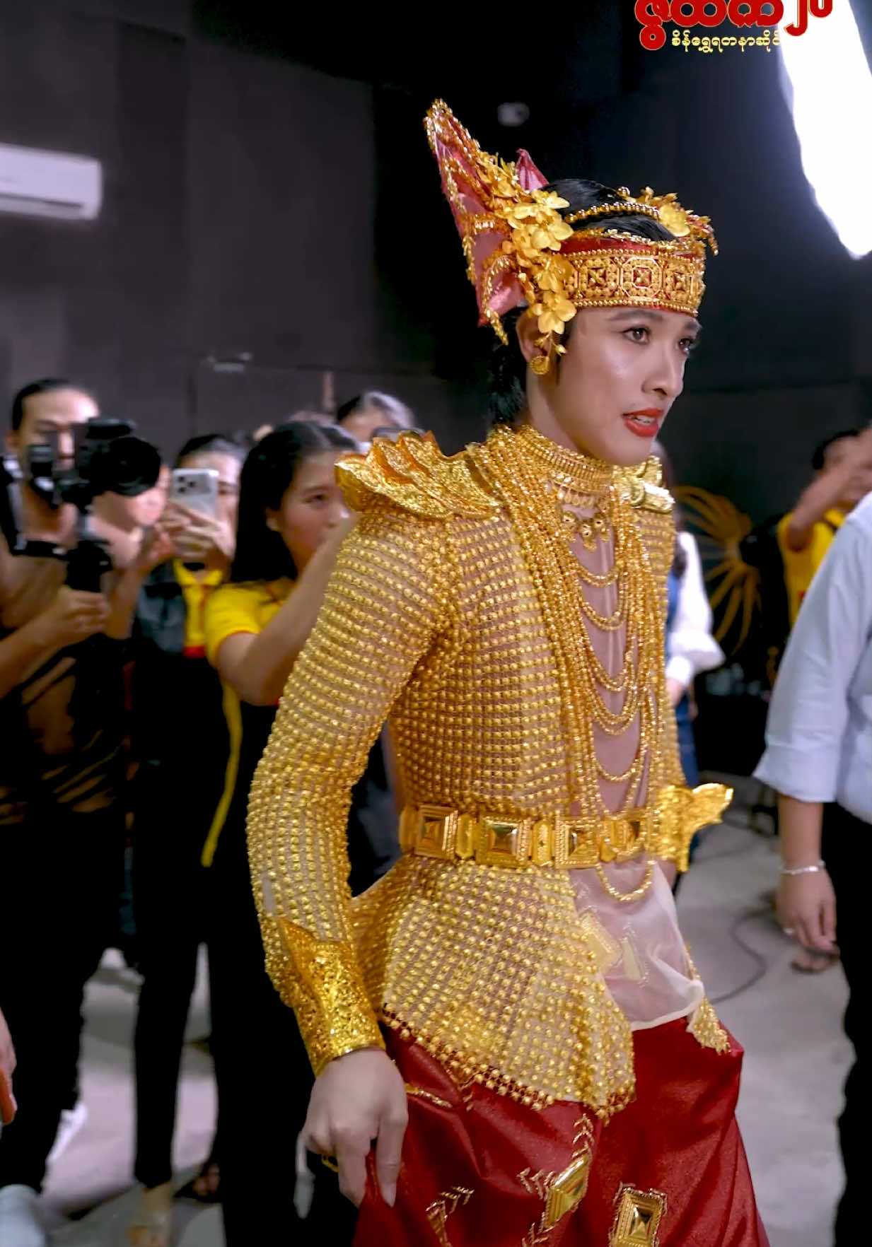 #Billboard Shooting ကြီးမှာ ရွှေမင်းသားလေး ဇမ္ဗူကို တခမ်းတနားမြင်တွေ့ရတာ အားရကျေနပ်မှုရှိရဲ့လားရှင်😍#zwehtetgoldandjewellerychannel1 #ဇွဲထက်စိန်ရွှေရတနာဆိုင် #trendtoday #အောင်ဇမ္ဗူဇွဲထက်ဘေဘုတ်ရိုက်ကူးရေး 