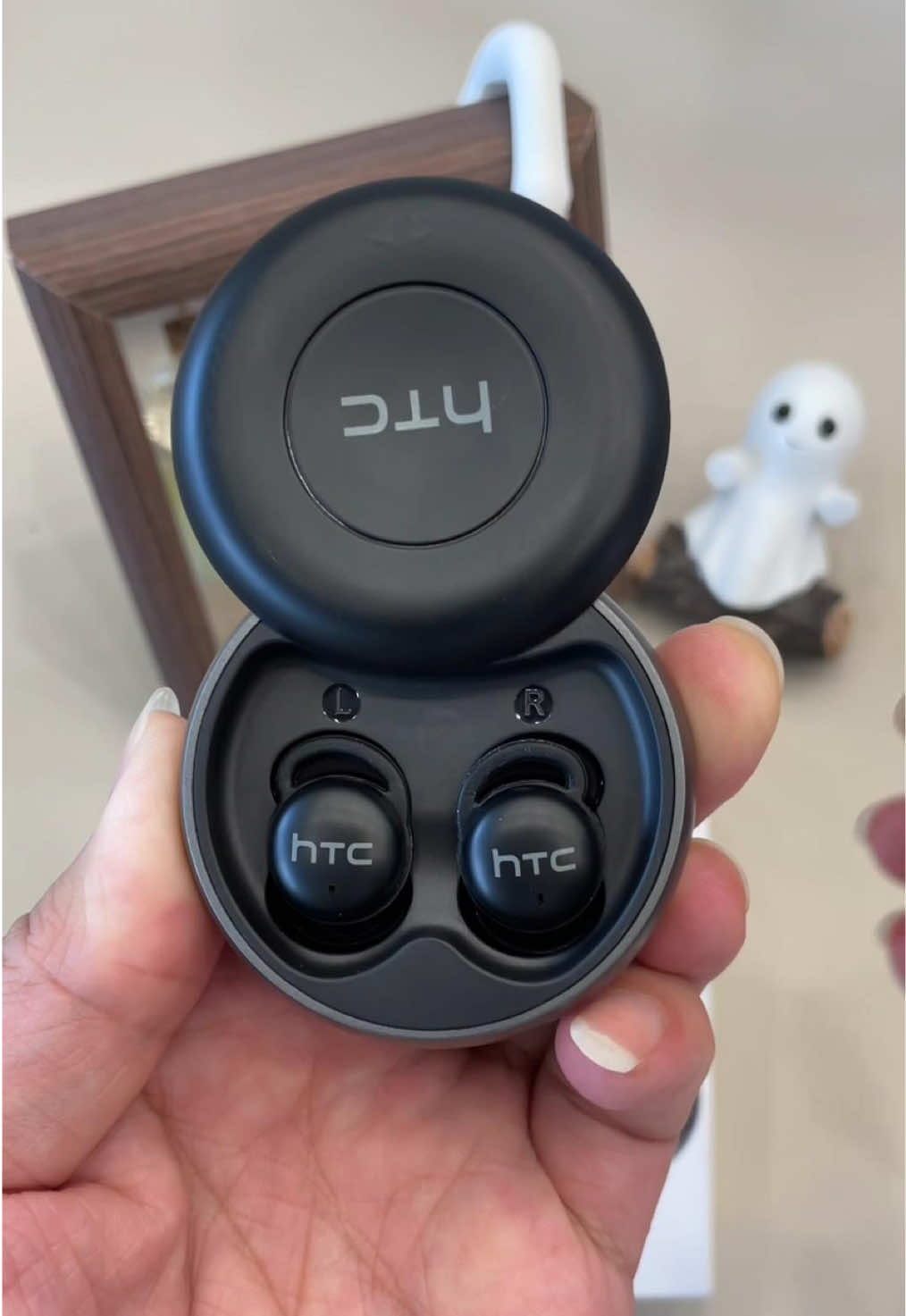 Block out noise and sleep all night with the HTC NE91 True Wireless Sleep Headphones, packed with active noise cancellation and up to 20 hours of total battery life. #SleepHack #NoiseCanceling #TechMustHaves #HTCNE91 #TikTokShopFinds