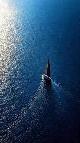 تمضي بنا أيام العمر سراعاً فما الحياة سوى رحلة  نعبرها بقارب الأمل وأثناء عبورنا  قد نضحك . و قد نبكي#الامل  #قارب #ايام #نضحك #نبكي 