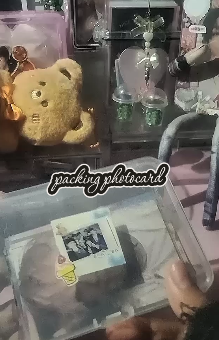 Finally posting again🖤; Sorry guys,i've been super busy lately:(( ~ Btw i've changed my desk🌟🖤 What do you thing guys? || #packing #photocard #enhypen #desksetup #fyp 