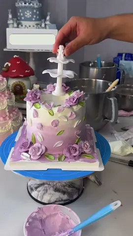 Purple roses willing pool #fyp #cakedecorating #cakedesign #asmr 