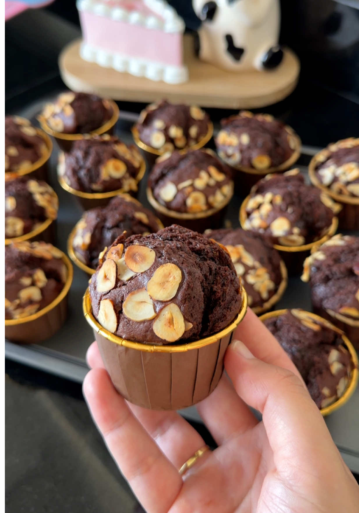 مادلين / مافنز الشكولاطه خفاف لذاذ وساهلين  👇🏻👇🏻👇🏻👇🏻 . . . @amal_kantri  � المقادير: 🥚 2 بيضات 🧂 رشة ملح 🌸 فانيليا 🍚 180غ سكر 🫒 100مل زيت 🥛 200مل حليب 🥣 150غ ياغورت 🍫 35غ كاكاو مر 🌾 280غ دقيق 🧁 16غ خميرة الحلويات 🇪🇸 Español 🇪🇸 📌 Ingredientes: 🥚 2 huevos 🧂 Una pizca de sal 🌸 Vainilla 🍚 180 g de azúcar 🫒 100 ml de aceite 🥛 200 ml de leche 🥣 150 g de yogur 🍫 35 g de cacao sin azúcar 🌾 280 g de harina 🧁 16 g de levadura química 🇫🇷 Français 🇫🇷 📌 Ingrédients : 🥚 2 œufs 🧂 Une pincée de sel 🌸 Vanille 🍚 180 g de sucre 🫒 100 ml d’huile 🥛 200 ml de lait 🥣 150 g de yaourt 🍫 35 g de cacao amer 🌾 280 g de farine 🧁 16 g de levure chimique 🇬🇧 English 🇬🇧 📌 Ingredients: 🥚 2 eggs 🧂 A pinch of salt 🌸 Vanilla 🍚 180 g sugar 🫒 100 ml oil 🥛 200 ml milk 🥣 150 g yogurt 🍫 35 g unsweetened cocoa powder 🌾 280 g flour 🧁 16 g baking powder