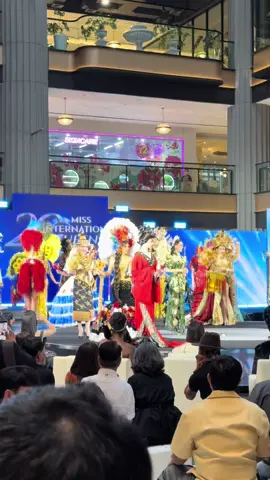 Minh Anh thật sự biết ơn và hạnh phúc khi được đứng trên sân khấu, được biểu diễn và được nhìn thấy thật nhiều tình yêu của mọi người dành cho mình và cho Việt Nam. 🇻🇳 Cảm ơn tất cả mọi người đã dành thời gian đến xem Minh Anh biểu diễn, cổ vũ, yêu thương và đồng hành cùng Minh Anh trong hành trình này. Mỗi tiếng vỗ tay, mỗi lời động viên của mọi người đều là nguồn động lực vô cùng lớn để Minh Anh tiếp tục cố gắng. ❤️ Danh hiệu Second Runner-Up of Best Talent này không chỉ là một dấu mốc đặc biệt với Minh Anh, mà còn là món quà Minh Anh muốn dành tặng cho VIỆT NAM. 🇻🇳✨ Chặng đường phía trước vẫn còn, Minh Anh sẽ cố gắng hết mình ở chặng nước rút này. Minh Anh cảm ơn Việt Nam rất nhiều! Và cảm ơn vì đã cùng Minh Anh tạo nên một khoảnh khắc thật đẹp. ✨ Minh Anh cũng muốn gửi lời cảm ơn thật nhiều đến những người đã luôn ở bên và góp phần tạo nên tiết mục đặc biệt này của Minh Anh. ❤️ Em cảm ơn chị @HƯƠNG GIANG và anh @Dương Phước Bảo Lâm đã tạo cơ hội sử dụng bài nhạc của chị Giang mang đậm nét Vietnam để trình diễn cho bạn bè Quốc Tế ạ ❤️ Cảm ơn anh Nguyễn Nhật Anh đã biên đạo cho em, giúp em có một phần trình diễn thật trọn vẹn. ❤️ Cảm ơn anh @Hiền Danh, anh Đặng Thiên Thủ – Huy Phạm Quốc đã dành rất nhiều tâm huyết để thực hiện cho em một bộ trang phục thật đẹp và đặc biệt. ✨ Cảm ơn anh @Nguyễn Duy Hậu Makeup Artist đã makeup và @leming.19 đã chăm chút phần tóc cho em thật chỉn chu. ❤️ Cảm ơn @Dũng Bee Nè vì đã luôn support và đồng hành cùng Minh Anh trong suốt hành trình này. Và đặc biệt, cảm ơn Team KSIMA – @Ngọc Khoa , @Julia lo chạy show đã luôn tất bật chạy show, lo lắng từng chút một và ân cần chăm sóc Minh Anh trong suốt thời gian qua. 🥹❤️ Mỗi người một phần, cùng nhau đã tạo nên một Minh Anh thật tự tin trên sân khấu ngày hôm nay. #MIQ2026 #NguyenCaoMinhAnh #TheEvolvingLegacy #20thMissInternationalQueen #MIQVN2026  