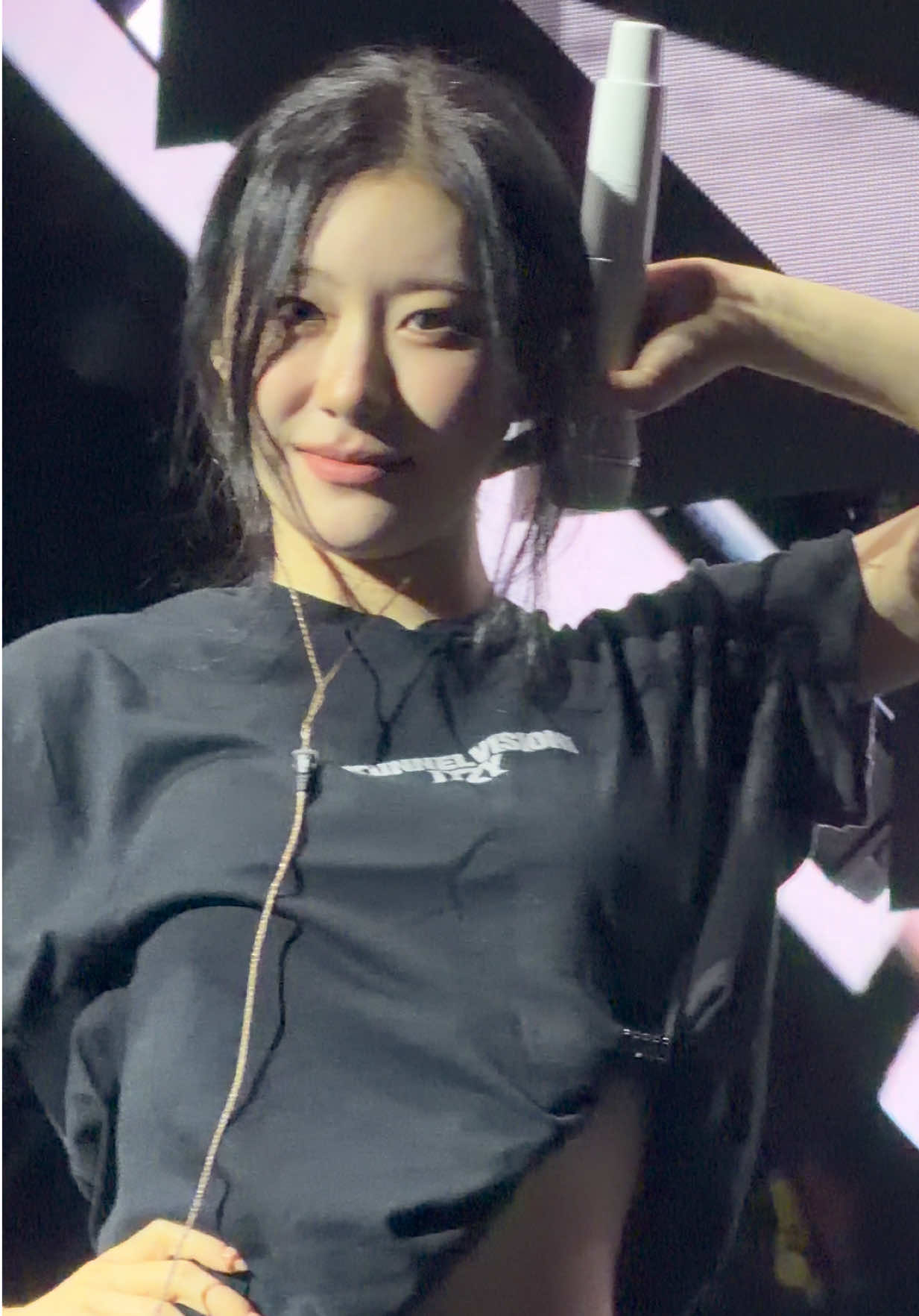chaeryeong at itzy’s soundcheck in amsterdam!! #chaeryeong #itzyamsterdam #itzy #itzyconcert #tunnelvisiontour 