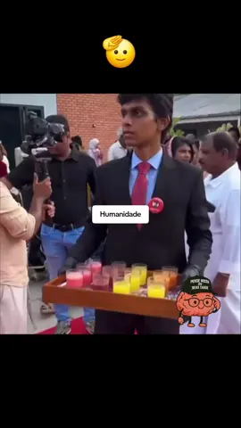 Quando você trata um trabalhador com respeito, talvez não esteja apenas sendo educado. Talvez esteja tornando o dia de alguém mais leve. Um gesto simples pode dizer: “Eu vejo você. Seu trabalho importa. Você merece respeito.” Você teria a mesma atitude? #humanidade #empatia #goodvibes #respect #fyp 