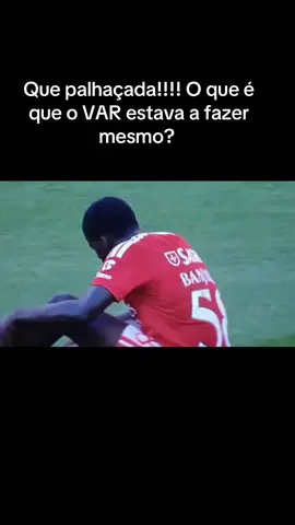 Que palhaçada!!!! O que é  que o VAR estava a fazer  mesmo? #slb #portugal🇵🇹 #SLBenfica 