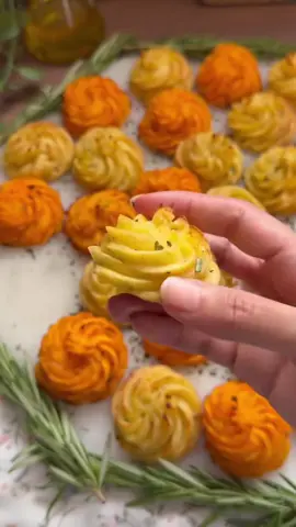 البطاطس المخبوزة بنوعين 🥔🍠 مقبلات شهية بالبطاطس العادية والبطاطا الحلوة، ناعمة من الداخل ومحمّرة من الخارج، بنكهة الثوم المشوي والروزماري وجبن الشيدر 😍 حقوق الوصفة محفوظة لــ @بلقيس  #وصفات_منقولة #لذيذة #بطاطس_مقلي 