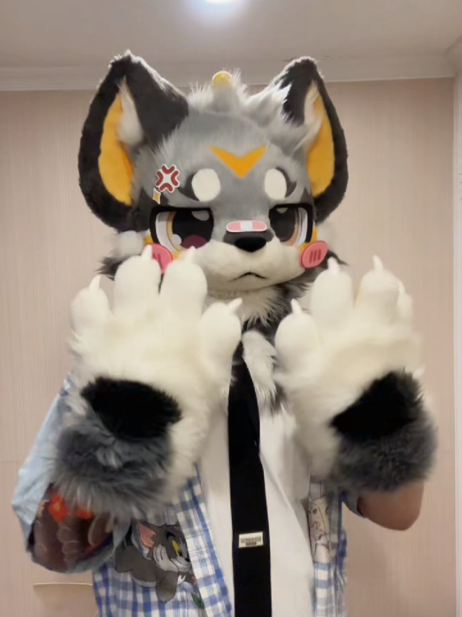 Version with claws#furry #fursuit #furryfandom #furrytiktok #furryfriends 