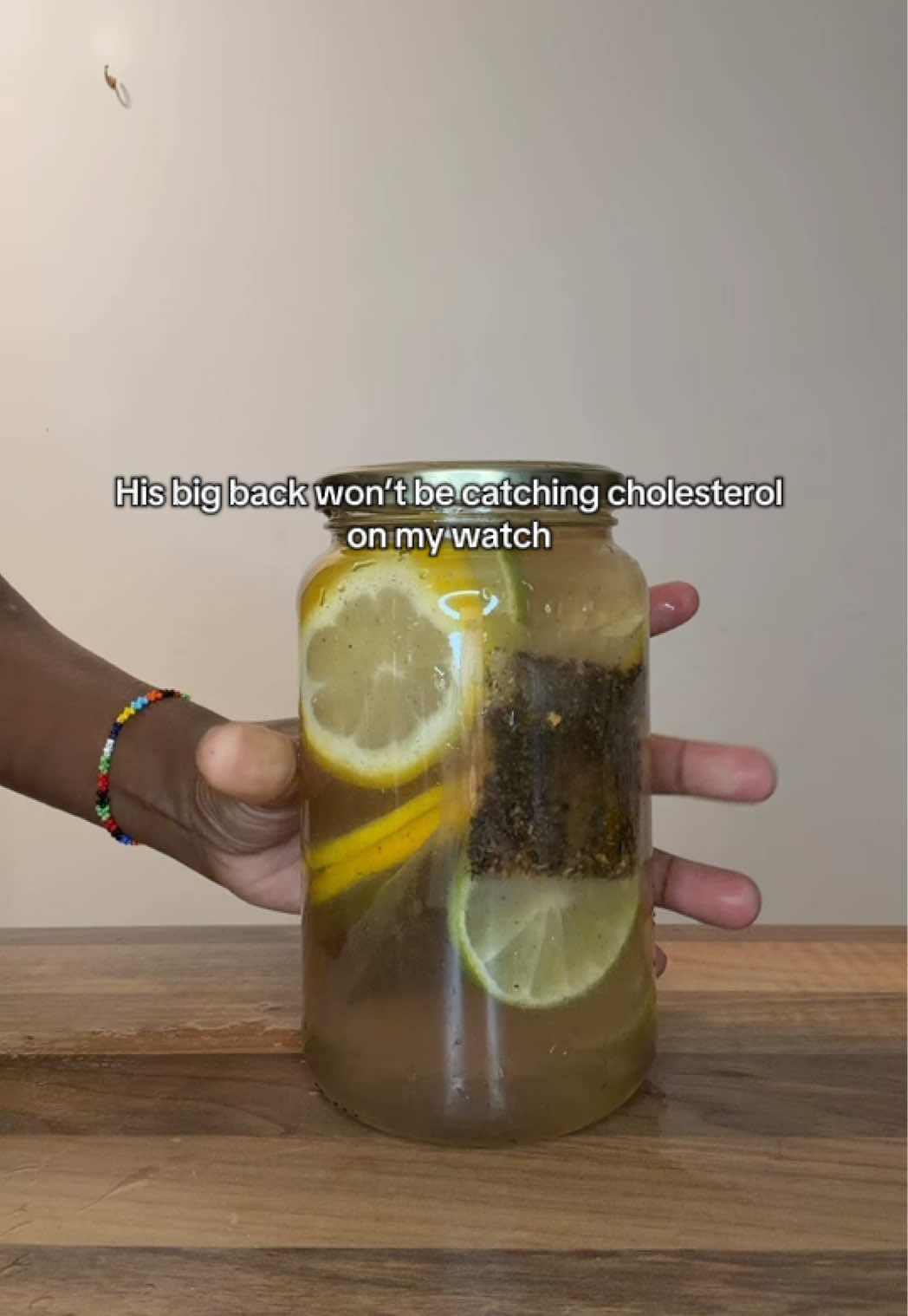 Ladies, don’t forget the men too 😂 For this overnight cold infusion: 2 cholesterol support tea bags, fresh ginger, lemon, lime, a pinch of clove powder and 1 star anise. Add cold water, refrigerate overnight and it’s ready the next day.  #cholesterol #herbaltea #gingerlemon #menswellness #detoxdrinks 