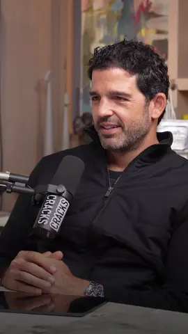 🌕 Janan Knust en Cracks Podcast Janan Knust @jananknust es un emprendedor chileno, fundador y CEO de KLog, una de las empresas de logística y tecnología más importantes de Latinoamérica. Pero su camino hasta ahí ha sido todo menos lineal: quiso ser futbolista profesional, lavó platos en Suiza, trabajó en hoteles de lujo alrededor del mundo, organizó fiestas en París, administró la vida de un multimillonario ruso, vendió pollos y perdió cientos de miles de dólares antes de encontrar el negocio que cambiaría su vida.