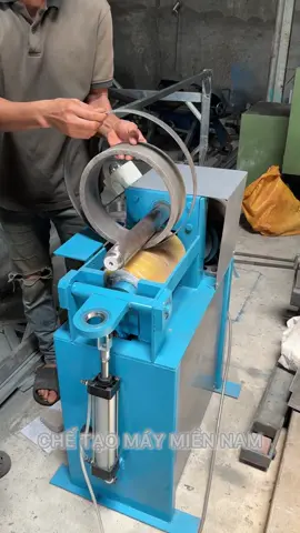 Máy lốc 2 trục mini. Lốc một lần ra sản phẩm, mép tròn đẹp, nhanh chóng, tiết kiệm thời gian, chi phí vận hành, phù hợp với sản xuất số lượng. #Maylocmini #mayloc2truc #mayloc #mayloc2truckhinen #maylocton 