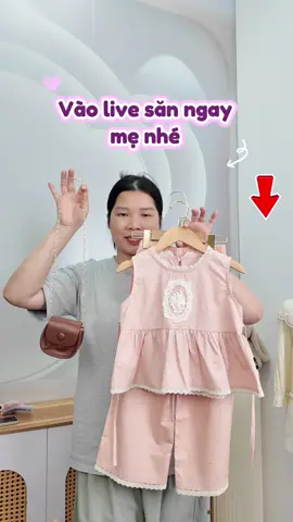 Mẹ ơi, hôm nay mình có hẹn nha ‼️ Bộ đồ xinh cho bé + deal siêu yêu đang chờ mẹ săn 💗 Có mẫu lên live giá cực hời, chậm tay là hết đó 🫣 ⏰ Nhớ vào live đúng giờ nha mẹ! #cobaby #nhabeco #thoitrangbegai #dealhot #livestream 