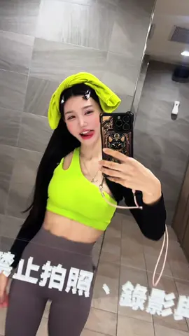 今天依然有去健身房報到❤️ 好喜歡螢光綠！ - #gym #健身房 #健身女孩 #健身 #腹肌 