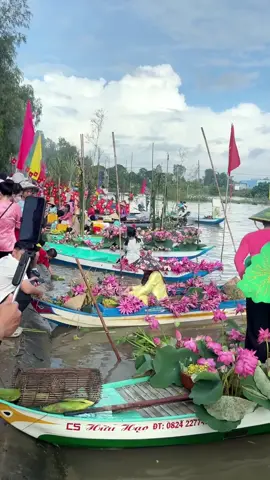 Hồng Ngự “Sắc nước vùng biên” lần 2 năm 2026 với nhiều trò chơi và cuộc thi sôi nổi, hấp dẫn, cùng ẩm thực phong phú và không gian trang trí đẹp mắt. Sự kiện thu hút rất đông người dân địa phương và du khách đến tham gia, trải nghiệm. #hongngusacnuocvungbien #hongngumuanuocnoi #tamdongmyanuocnoi #mientaymuanuocnoi #lehoimuanuocnoi 