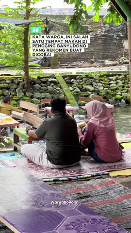Kopi Lepen Pengging jadi salah satu tempat kuliner unik di Boyolali. Di sini, warga bisa menikmati makanan dan ngopi sambil duduk langsung di atas aliran sungai dengan air yang jernih dan suasana yang adem. Cocok buat kumpul keluarga, atau sekadar ngadem sambil menikmati suasana. Warga Boyolali, udah pernah kesini belum? Tag teman ngopimu, siapa tahu langsung gas😁 _ #wargaboyolali #boyolali 