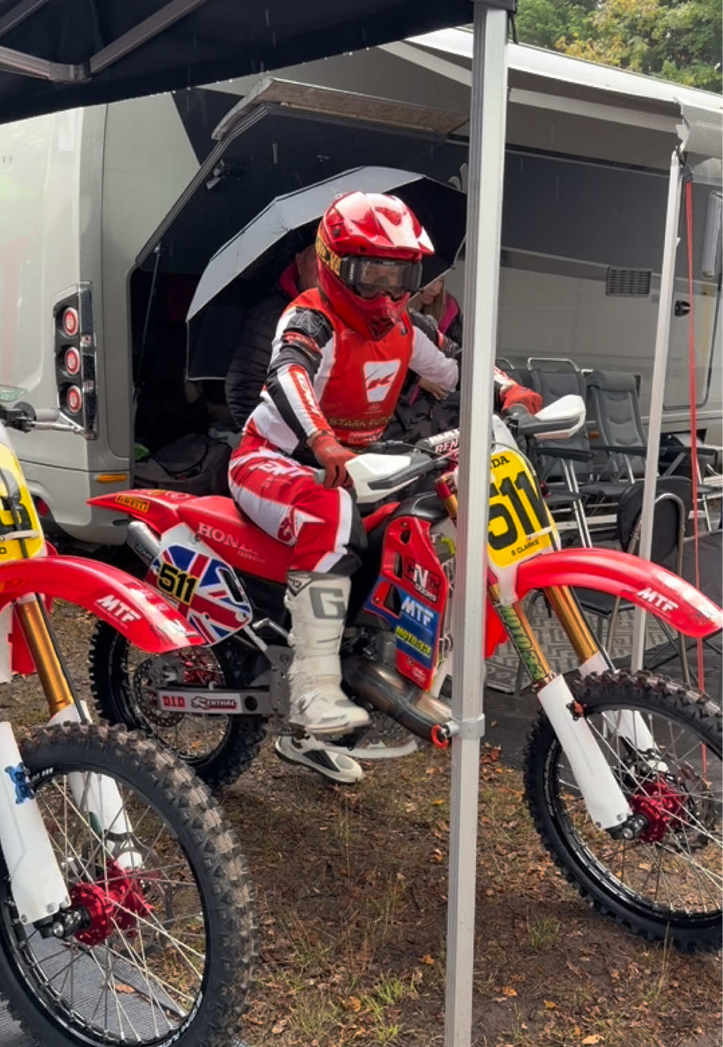 Steven Clark kick starting the big Honda CR 500 2 stroke @VMXdN_Hawkstone Park 😮‍💨 #cr500 #kickstart #500cc #2strokes #vmxdn 