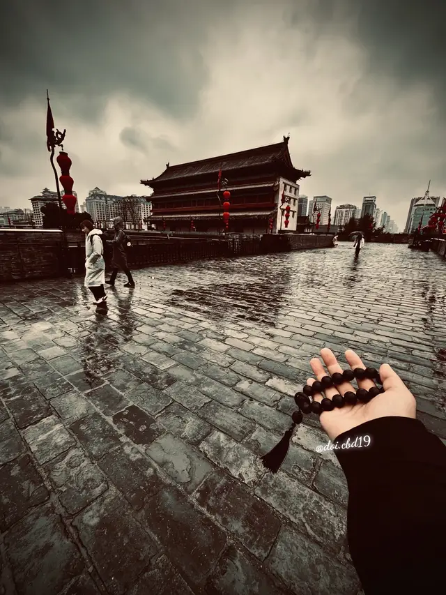 不要盲目信赖他人的善意。有时，体面往往只存在于人们无需在良知与自身利益之间做权衡的时候。理解人性并非为了变得愤世嫉俗，而是为了保护自己，免受怨愤之苦。 真诚弥足珍贵；切勿将其挥霍在那些只知利用你的善意来谋取私利的人身上。Đừng gửi gắm trọn niềm tin vào lòng tốt người đời. Sự tử tế đôi khi chỉ tồn tại khi họ chưa phải đắn đo giữa lợi ích và lương tâm. Thấu hiểu bản chất con người không phải để bi quan, mà để tự bảo vệ mình khỏi những cay đắng. Sự chân thành vốn rất đắt giá. Đừng lãng phí nó cho kẻ chỉ biết biến lòng tốt của bạn thành công cụ thu lợi.